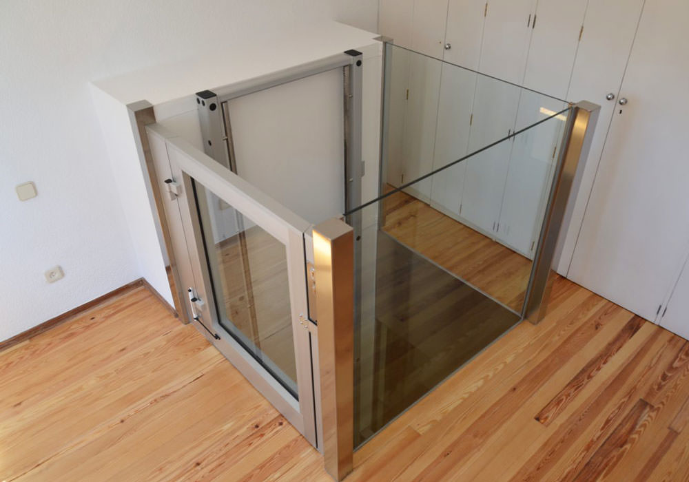 Homelift GHB 20 mit halbhohem Schacht aus Glas/Edelstahl