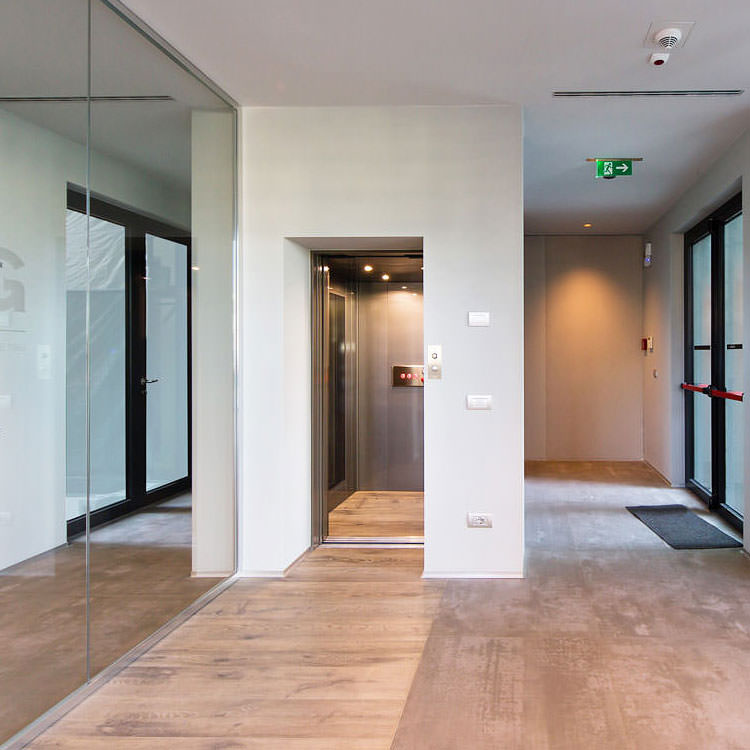 hydraulischer Homelift Sirio im Mauerschacht Blick in die Kabine